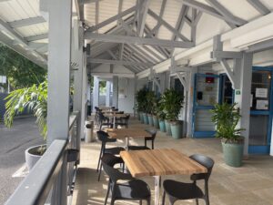 terrasse avant de l'hôtel